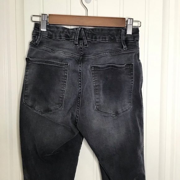 Good American Good Curve Crop Jeans in Black 075. - Picture 7 of 12